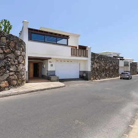 Esterlicia Villa *